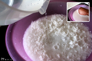 Make natural coconut oil, pour water-squeeze